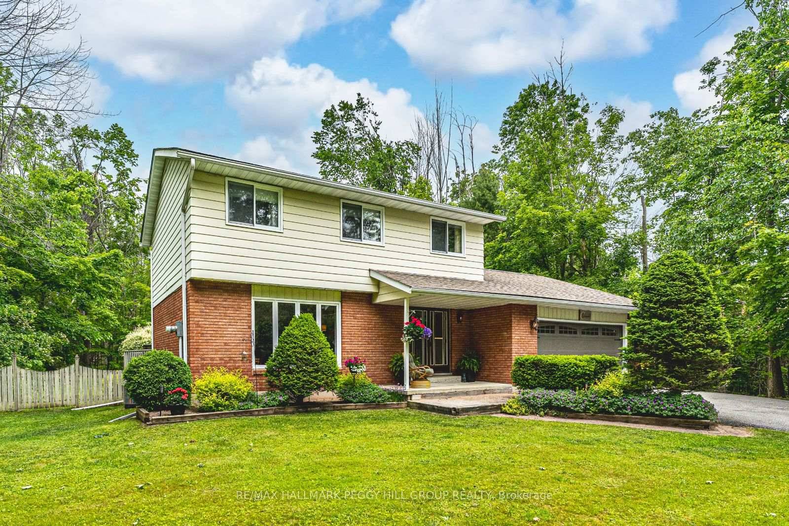 PRIVATE 1. 7 ACRE RETREAT WITH A HOT TUB, BARN, FINISHED BASEMENT amp ; ROOM TO ROAM !