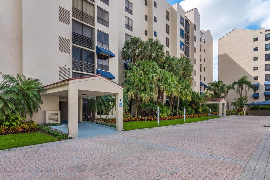 Spacious High Floor Regency Model CondoBeautifully updated 3 bedroom, 2.