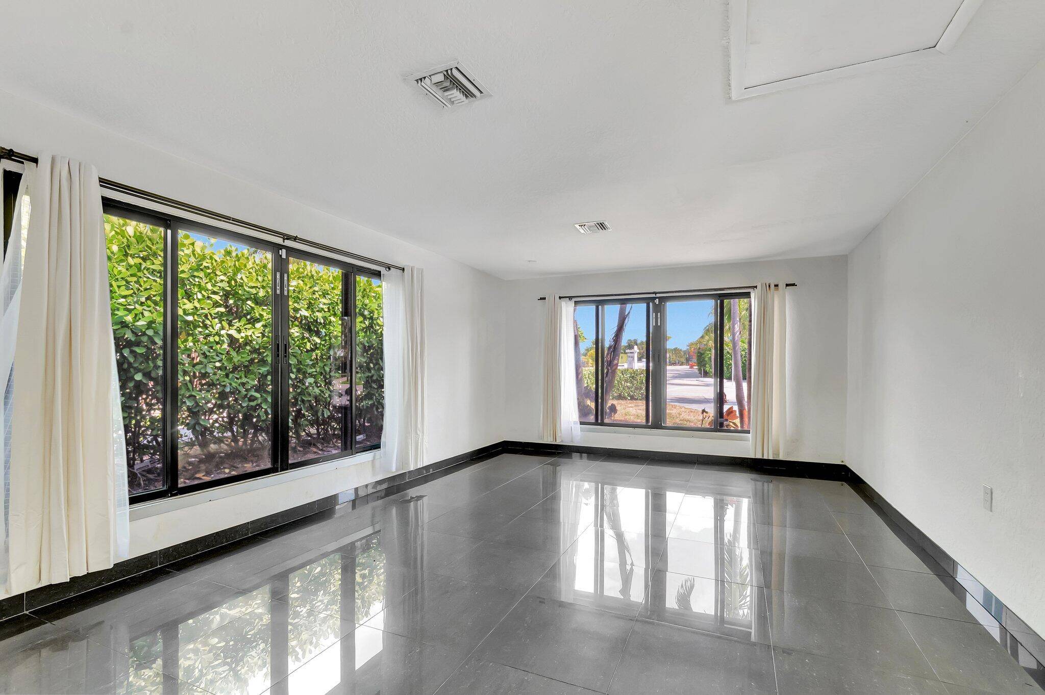 This wonderful home is in a prime location in sought after College Park, east of Federal Highway, and one block from West Palm Beach !