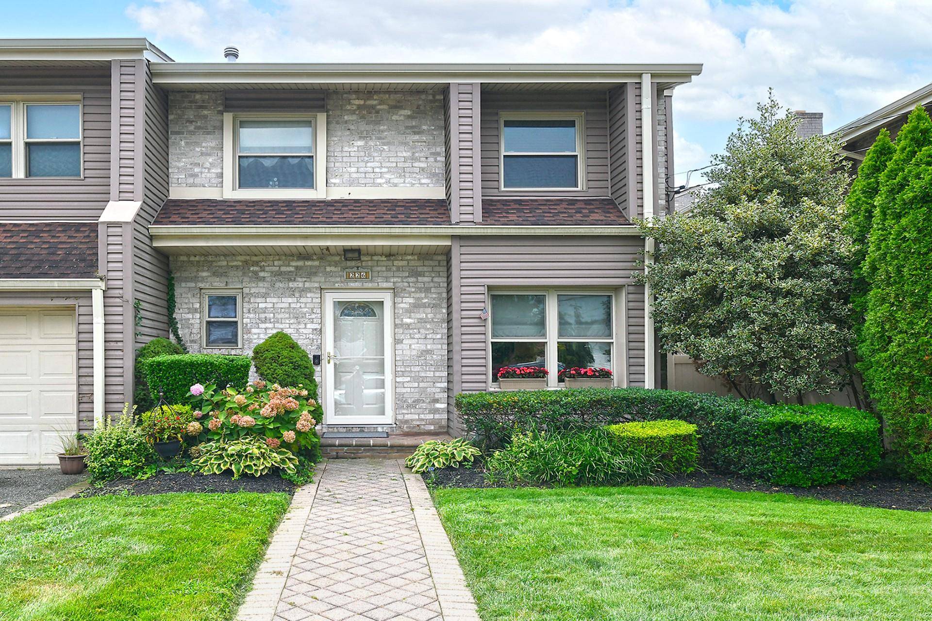 Welcome to this Diamond Condition two story Townhouse in Oceanside !
