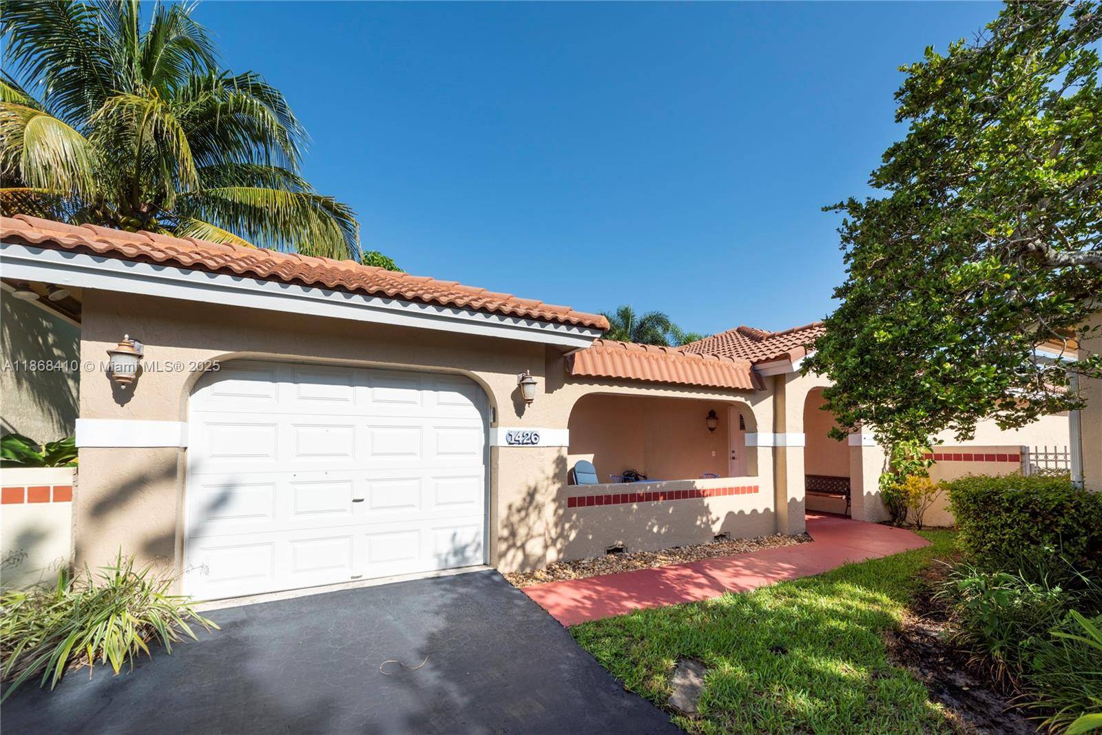 Beautifully maintained 1 story home in Country Isles Garden Homes at Weston !