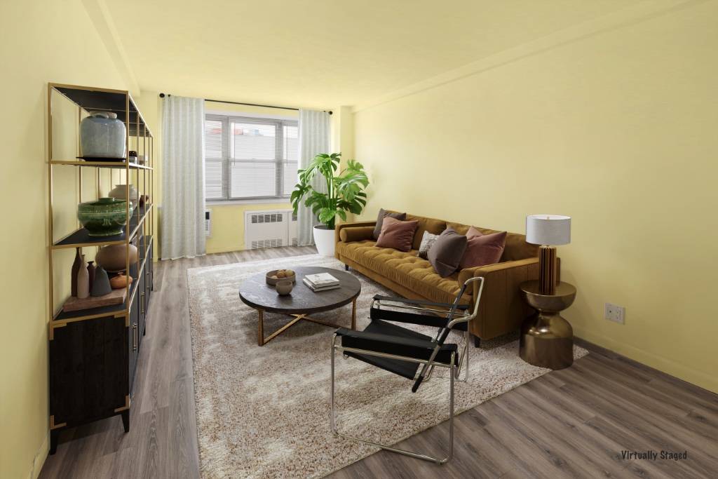 Perfectly situated in the heart of Chinatown, this spacious 1 bedroom offers a flexible layout.