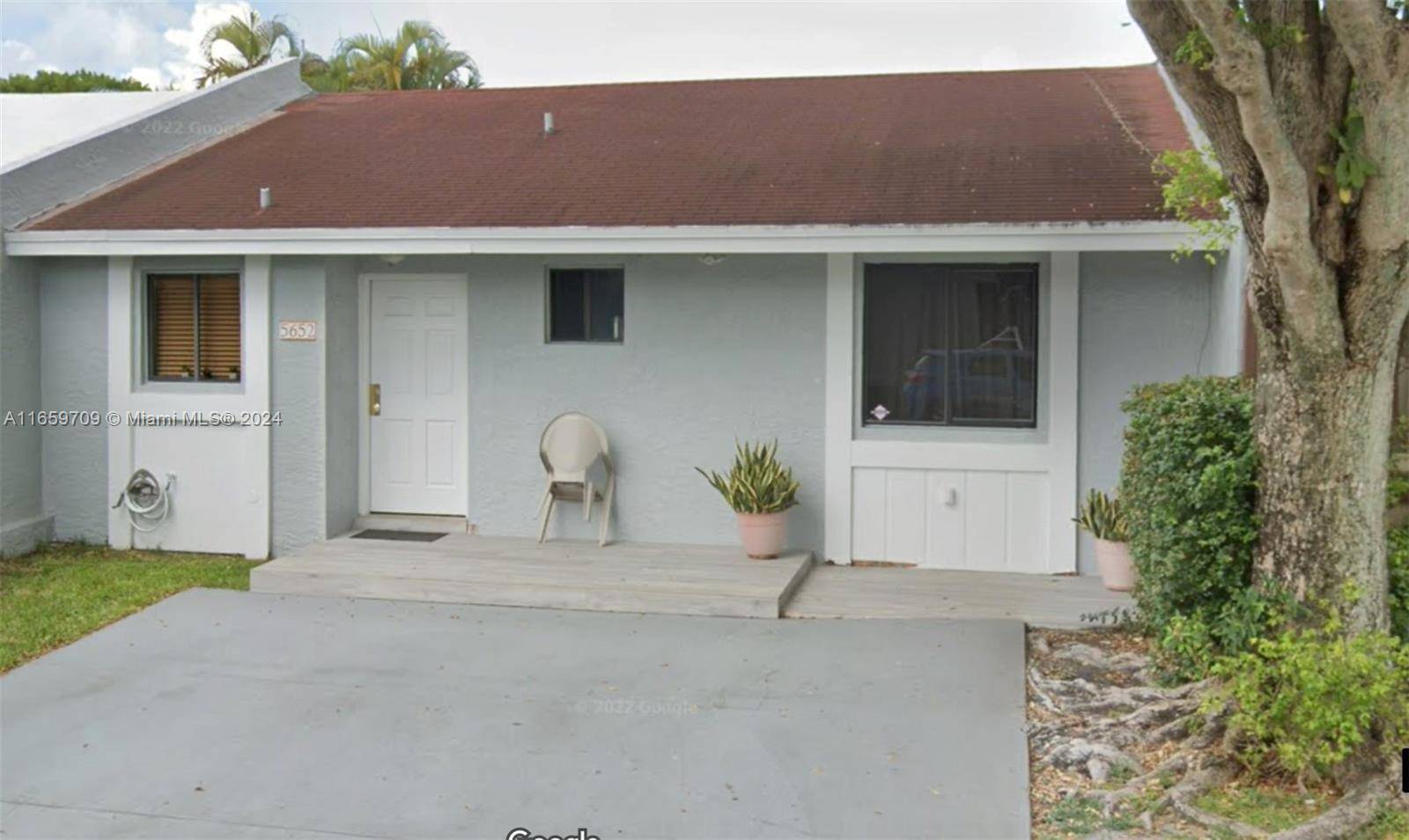 Look no further here is your next home 2 bedrooms 2 bathrooms one story townhome ready to move in don't wait won't last call today Virtual Tour https www.