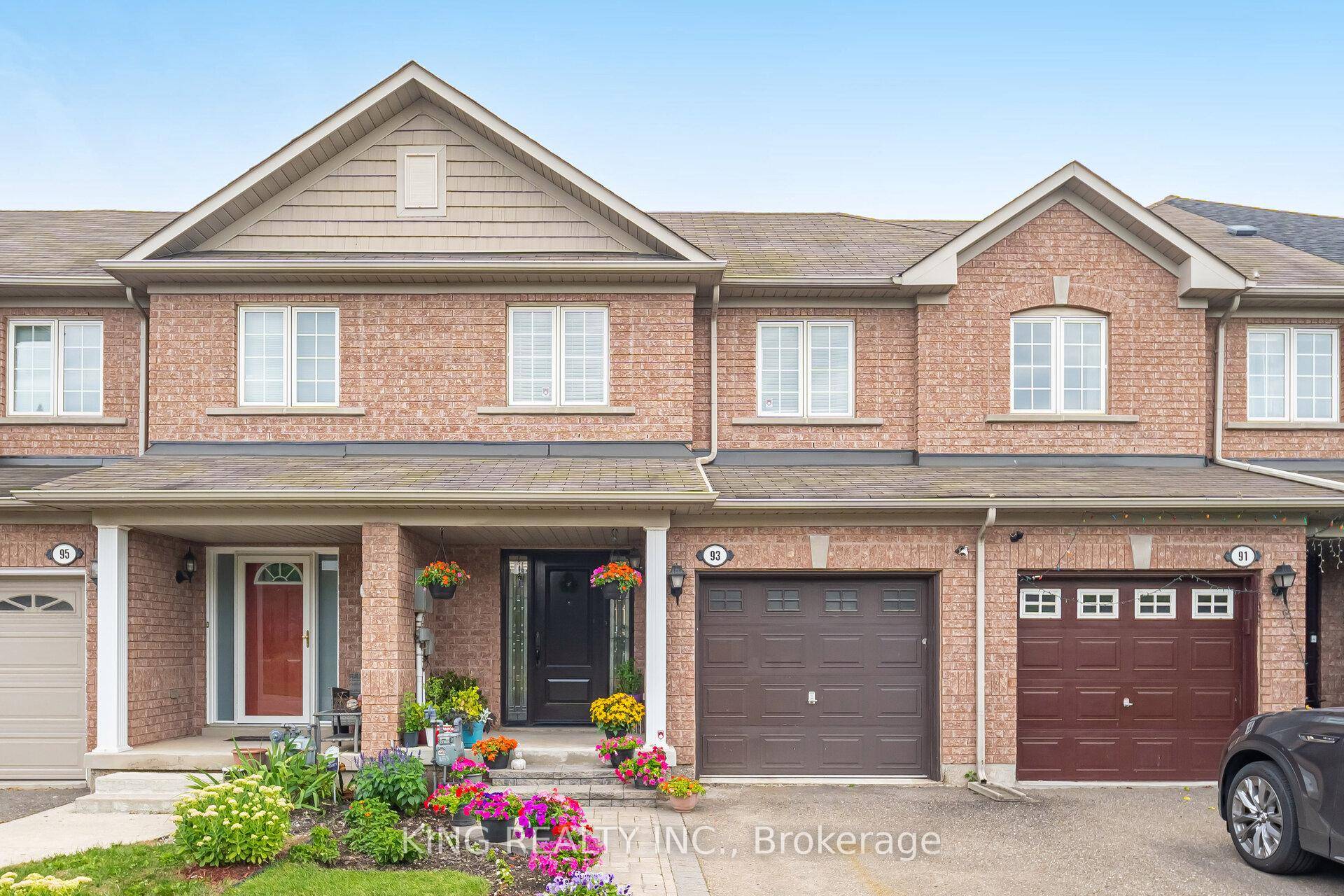 This beautifully updated freehold townhouse in Brampton's sought after Credit Valley community is perfect for a growing family or first time home buyers.