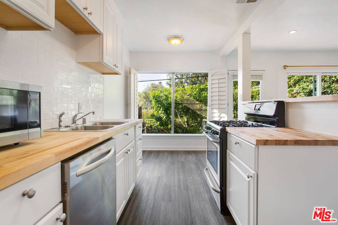 6915   Paseo Del Serra 2BR Hollywood Hills East La