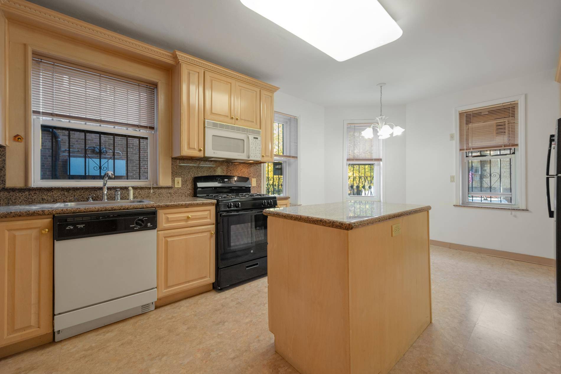 A Chef s Dream ! If cooking is your passion and fine co op living is your style, then this unit may be exactly what you have dreamt about.