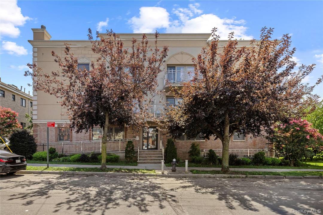 Welcome to this beautifully maintained 3 bedroom, 2 bathroom condo offering 1, 015 sq ft of comfortable living space.