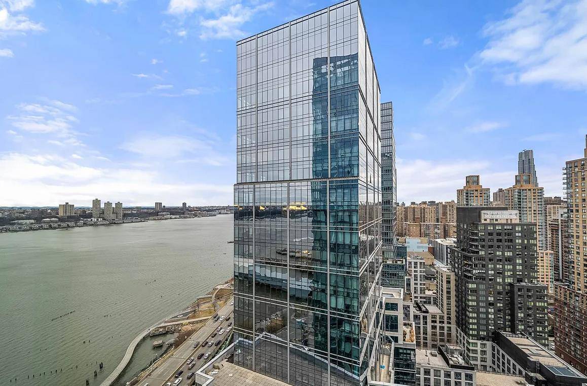 20 Year 421A Tax Abatement Through 2039Residence 29D at Two Waterline Square is a remarkable one bedroom, one and a half bath home that defines modern luxury living.