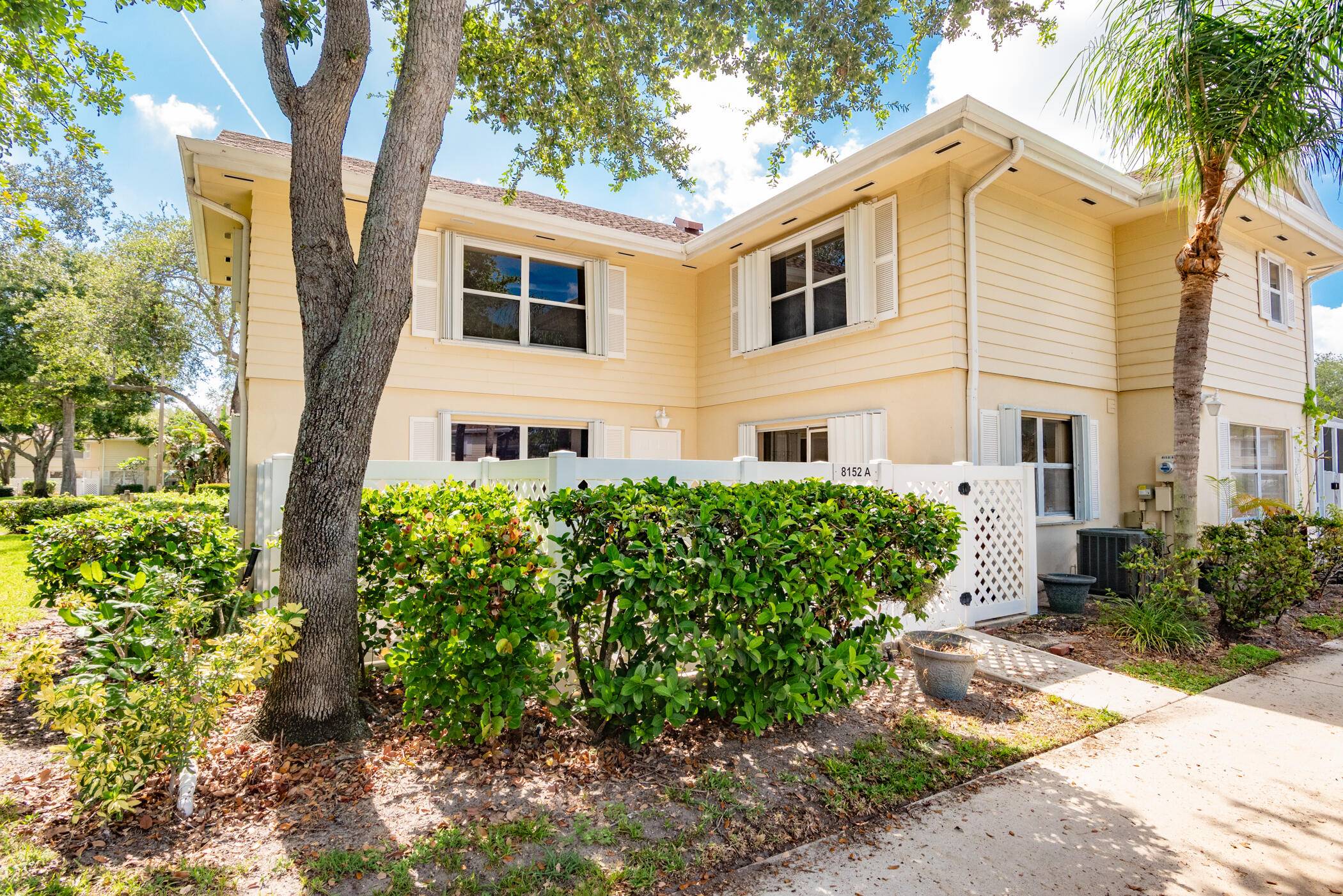 Beautiful 2 Bed, 2 Bath Townhouse in Lake Clarke Shores !