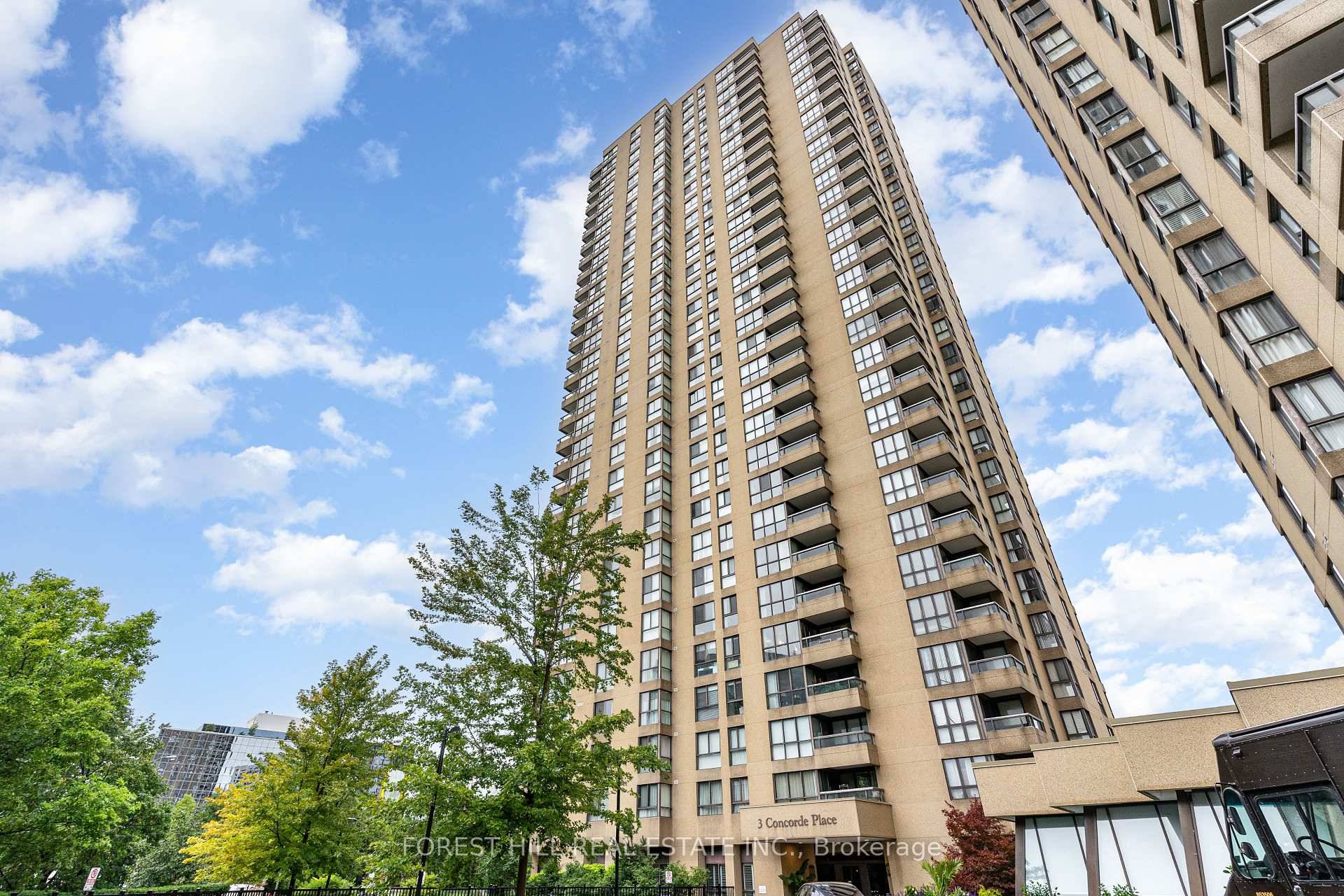 Located on the 20th floor of a quiet, well managed building, this beautiful 2 bedroom, 2 bathroom condo offers panoramic views of the surrounding area.