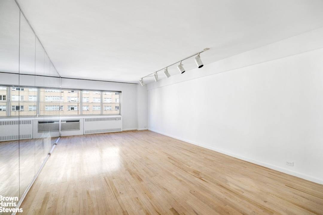 This spacious, Park Avenue facing one bedroom home is located in an elegant full service coop.