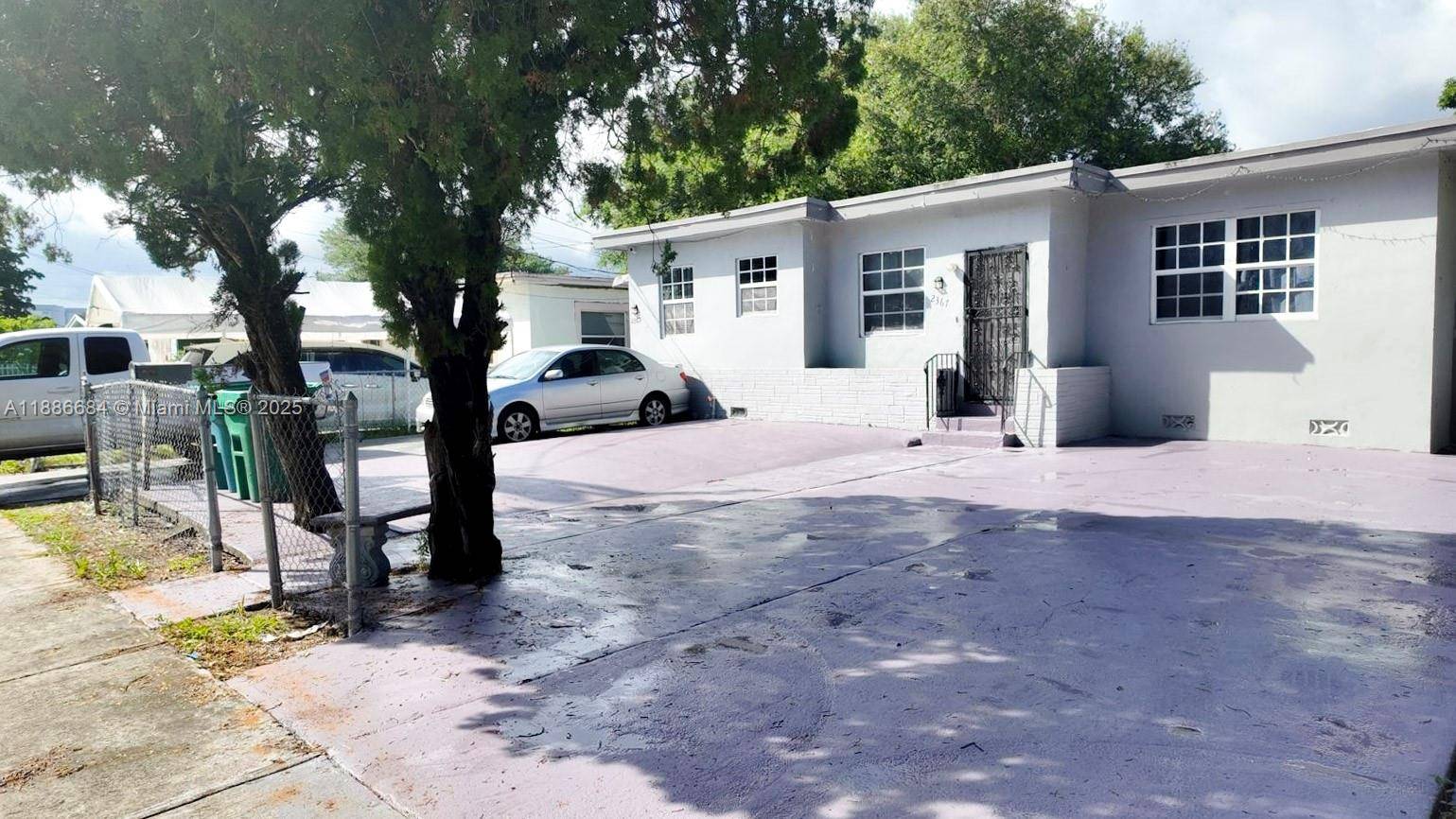 Duplex with 3 total units, 2 currently leased.