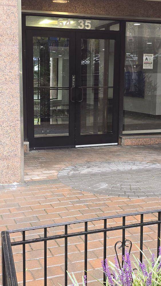 Spacious top floor 2 bedroom in prime Forest Hills.