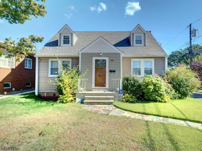 Welcome home to this beautifully maintained single family residence close to Sunnyside section of Linden !