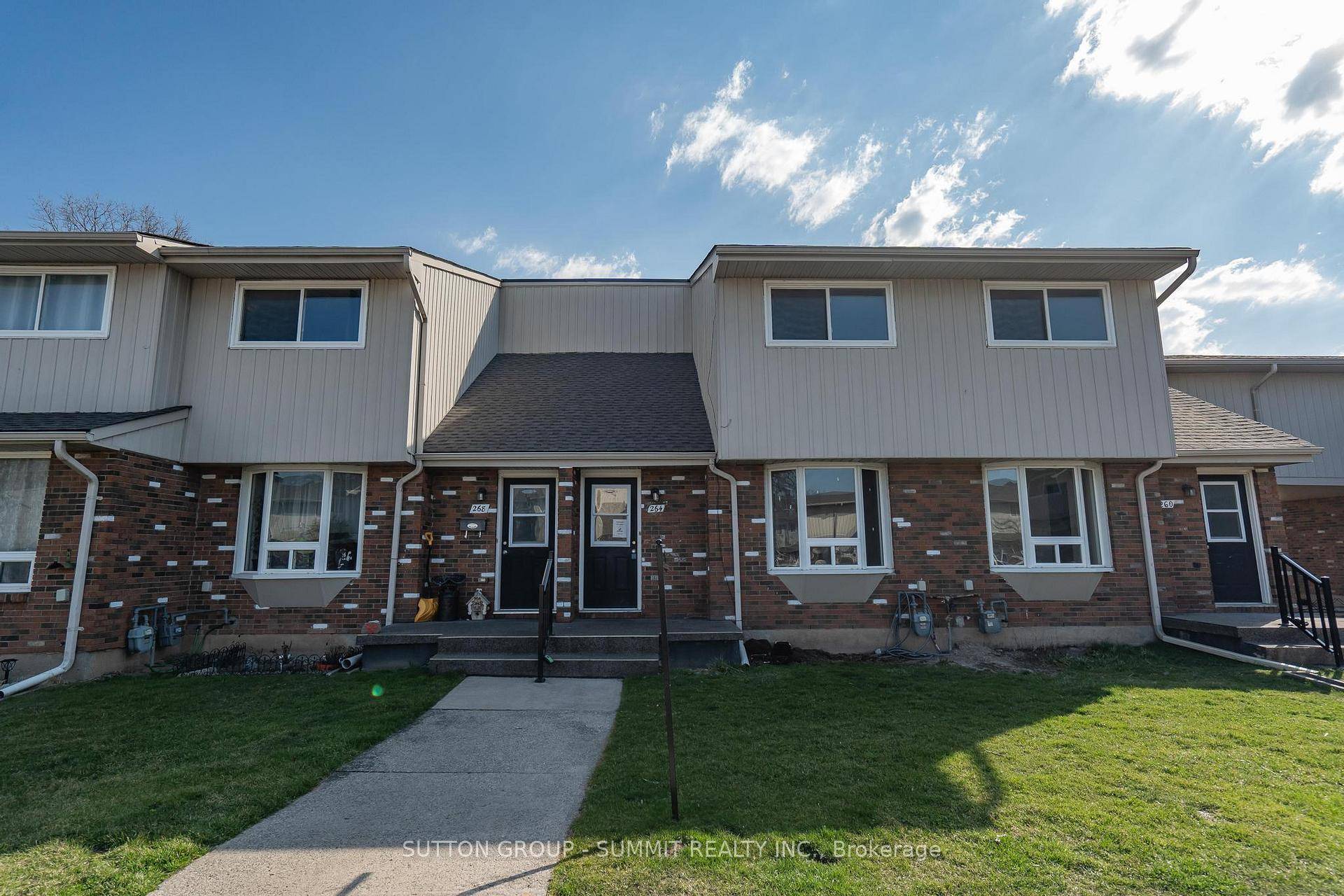 Spacious 3 bedroom townhouse In Welland !