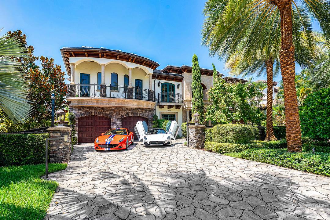 Welcome to Villa Tremezzo A Gated West Coast Contemporary Masterpiece in Lighthouse PointTailored for the world's most discerning buyers, this estate suits the lifestyle of billionaires offering timeless, enduring value ...