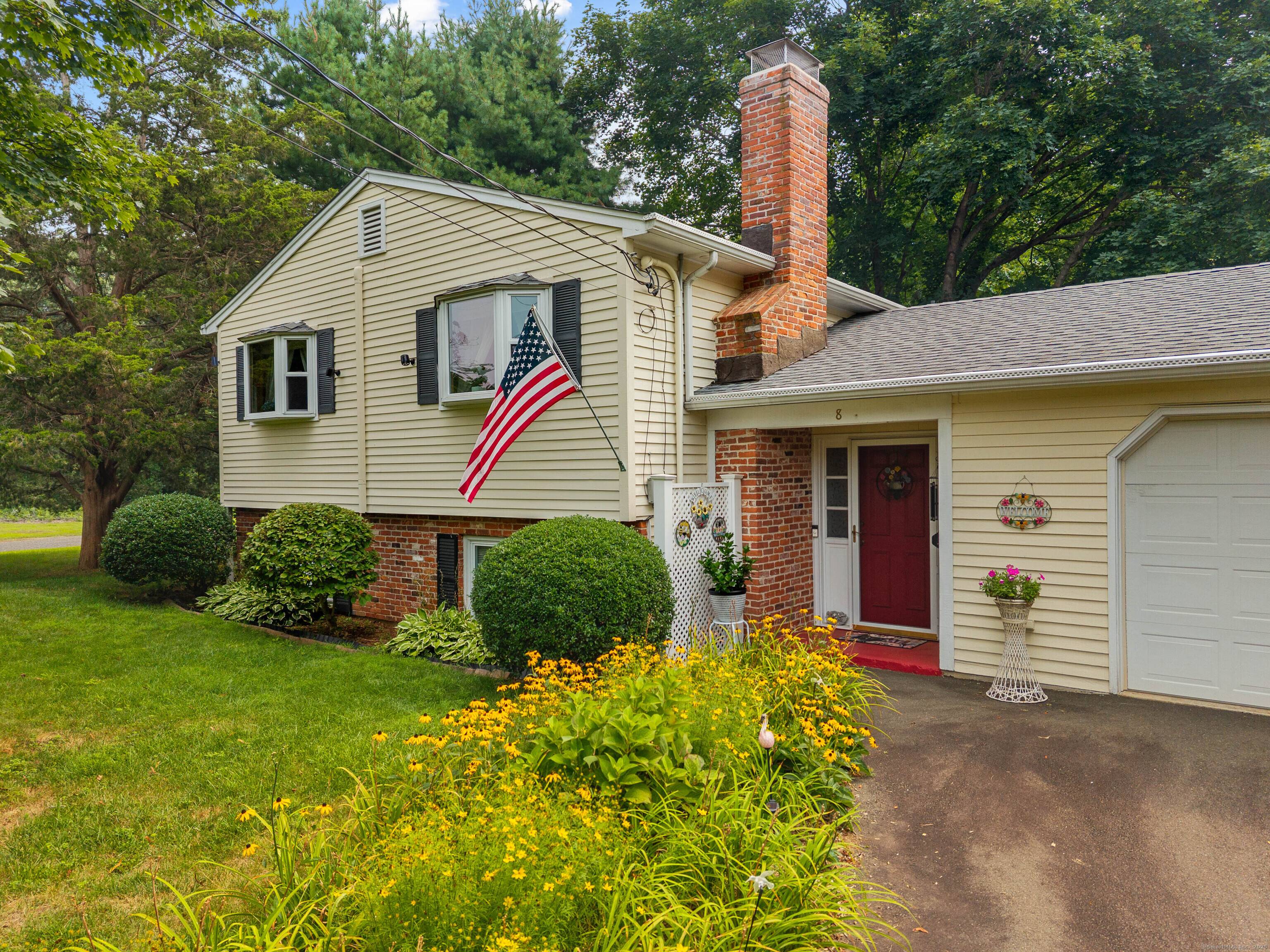 Welcome to 8 Horseshoe Road, Guilford, located in the desirable Sunrise Community.