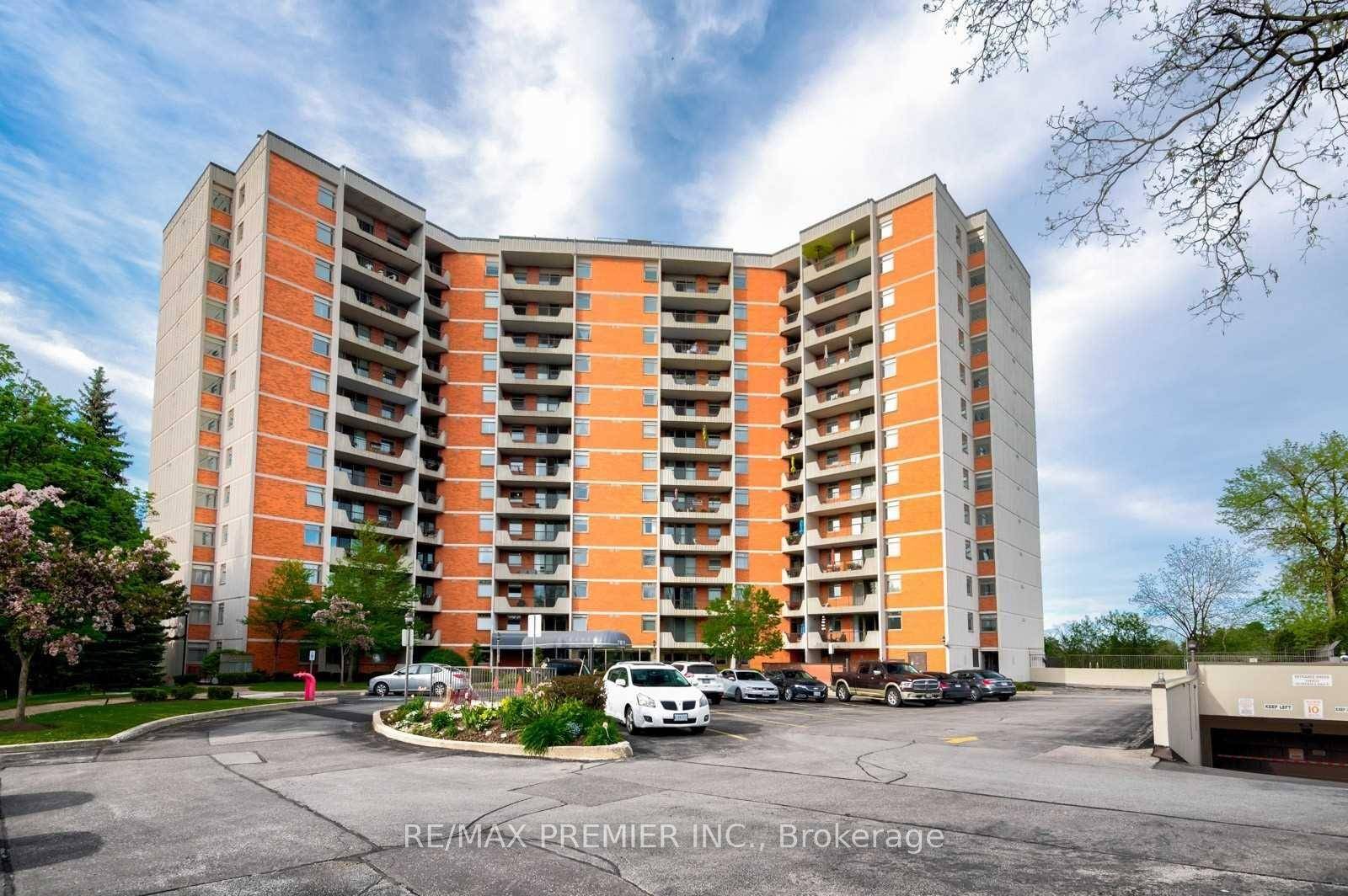 Great Value ! ! A fabulous offering located in Thornhill, The Summit overlooking Toronto Ladies Golf Course.