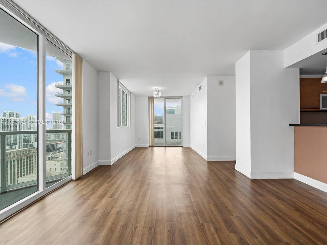 Beautiful 2 bedroom, 2 bathroom condo in the highly desirable building of Vizcayne, located right on Biscayne Blvd !