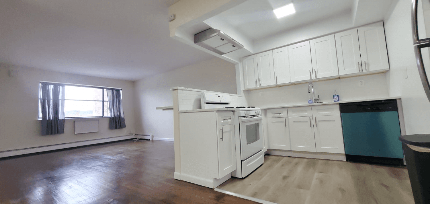 Newly Renovated 3 Bedroom 2 Full Bath Apartment In A Townhouse !