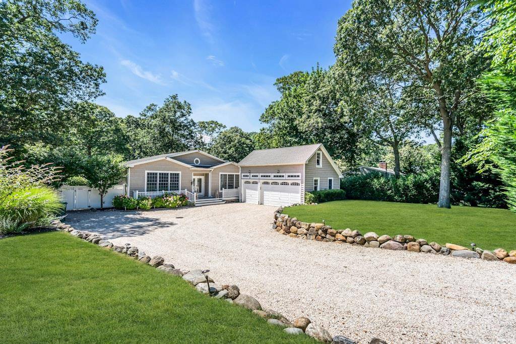 Live just moments away from beautiful East Landing Beach on the Peconic Bay just walk there with your paddle board !