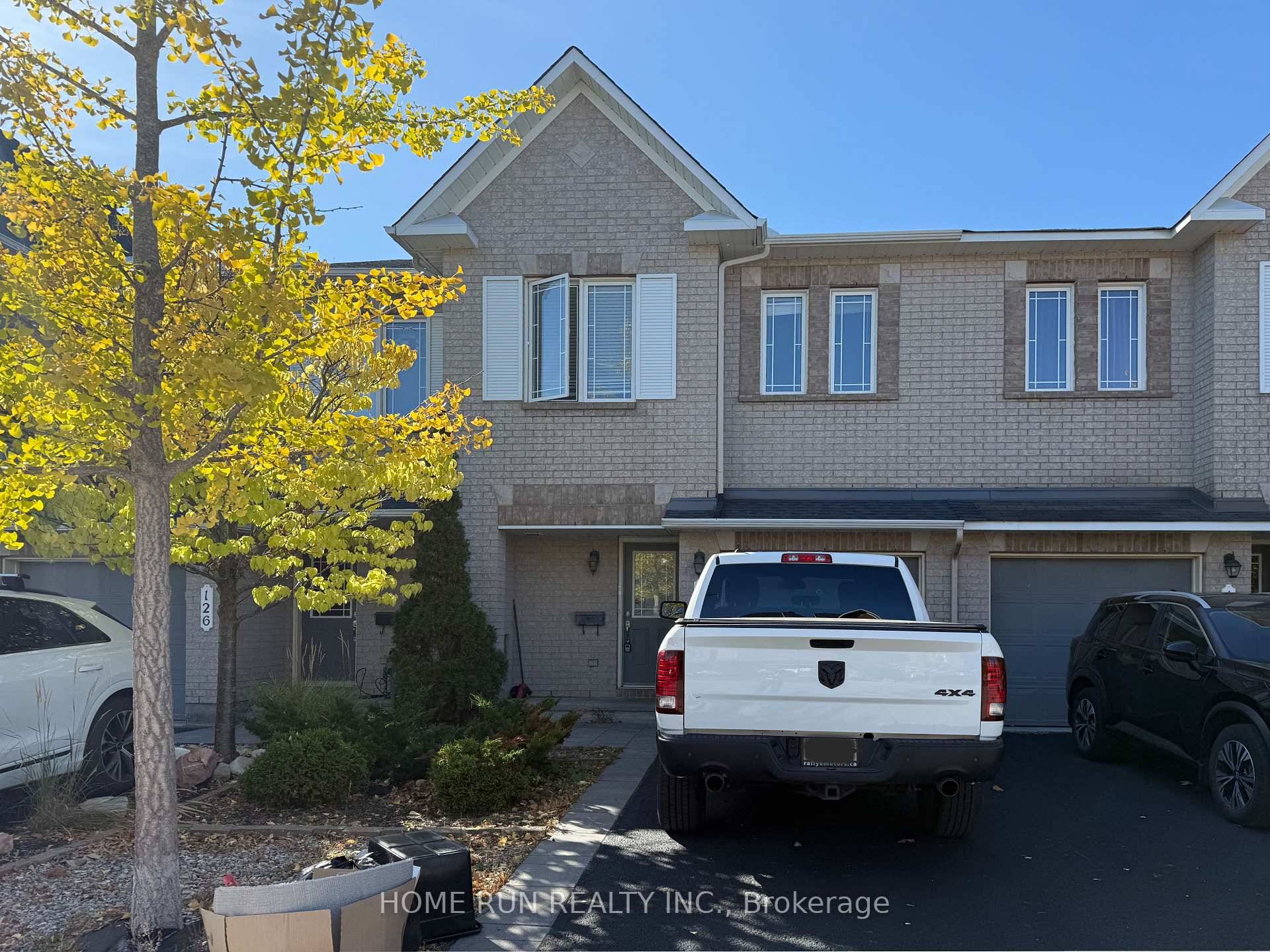 Move in ready ! This bright and spacious townhome is delightful inside and out in a popular family friendly neighbourhood of Chapman mills.