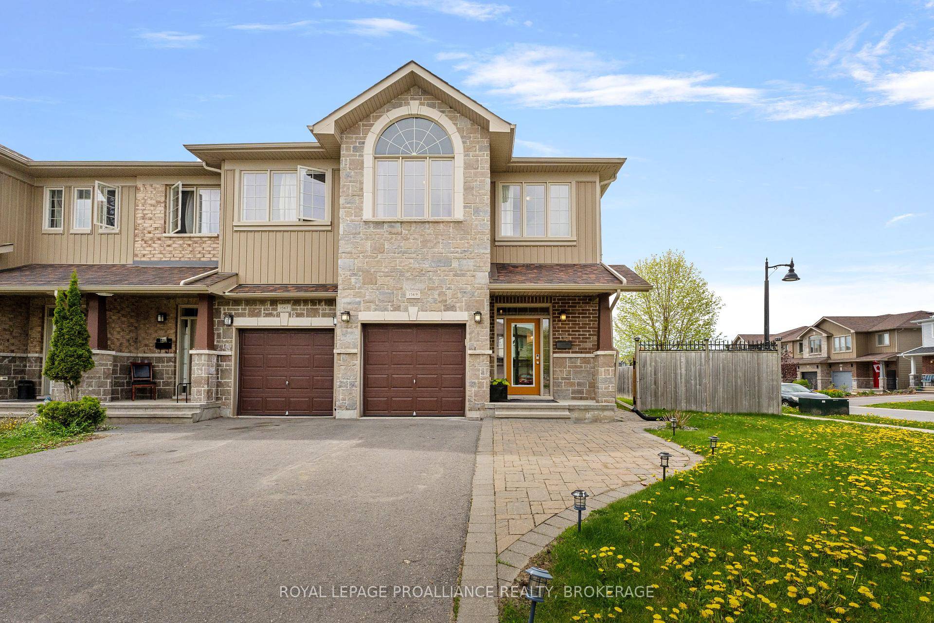 Come see this gorgeous Braebury built 2 storey end unit townhome offering modern comfort amp ; an ideal layout for family living, all nestled on a corner lot in Kingston's ...