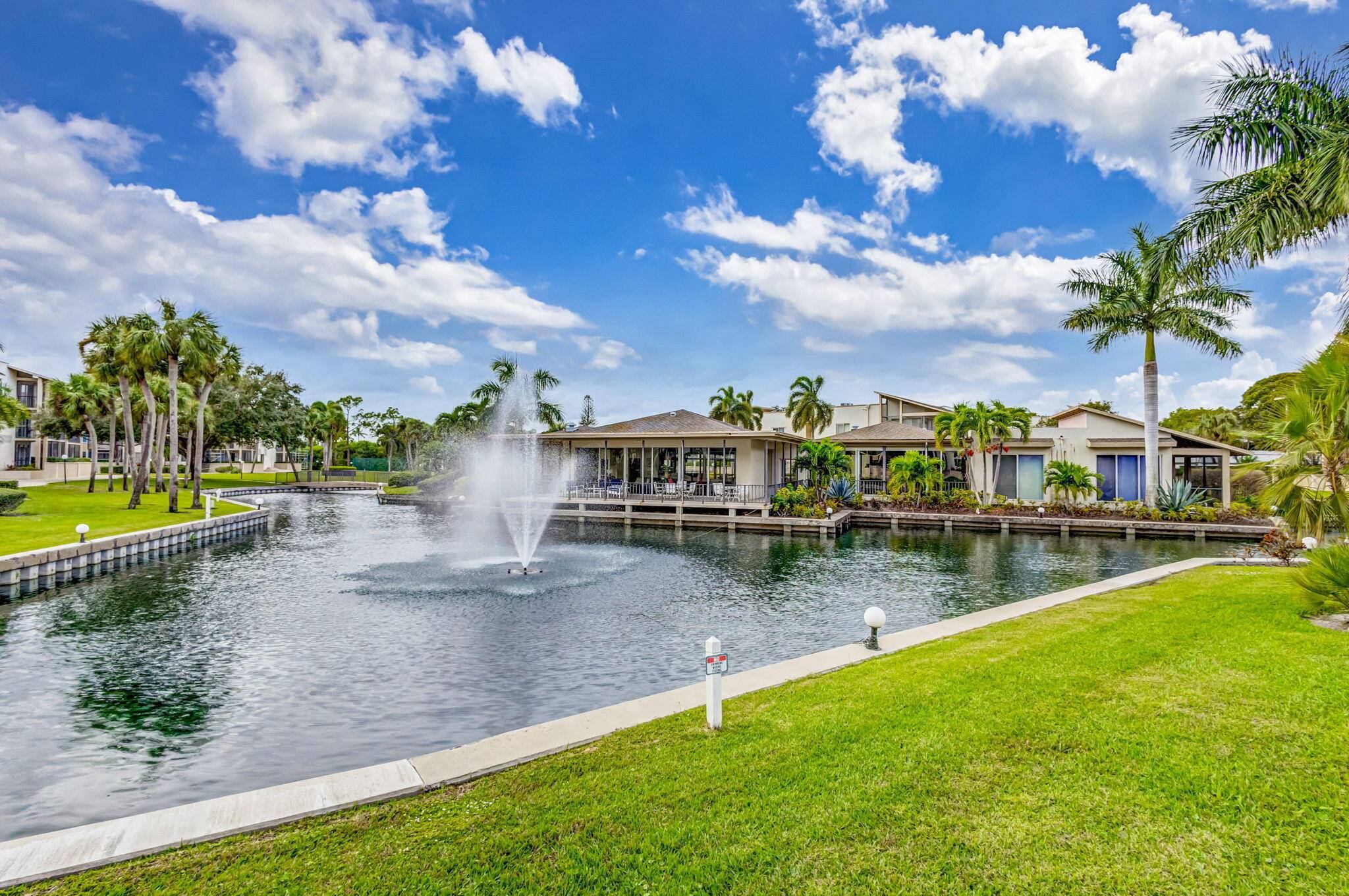 SPACIOUS ONE BEDROOM CONDO OVERLOOKING THE COURTYARD WITH ONE AND A HALF BATHS.