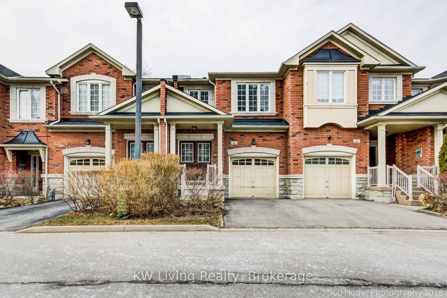 Beautiful 3 BR, 3 WR, 2 storey townhouse in Prime Markland Woods.