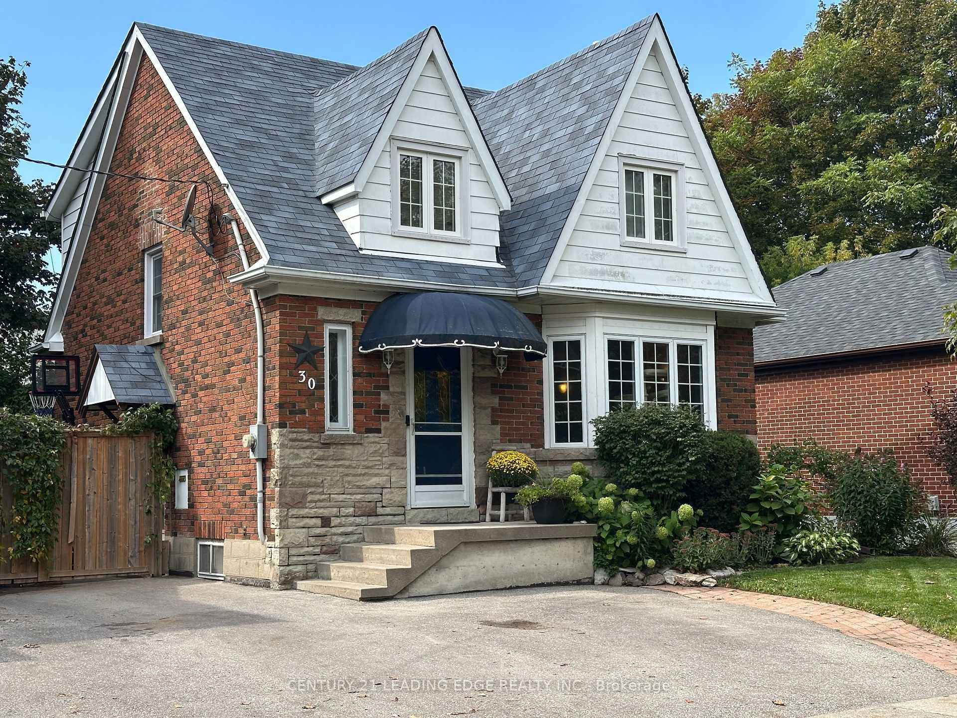 Welcome to this delightful 3 bedroom detached home, perfectly nestled in the highly sought after O'Neill community.