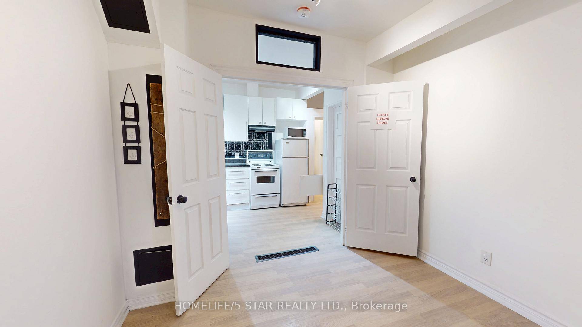 Discover this cozy and well appointed studio apartment, nestled in the vibrant South Annex neighborhood of Toronto, a central, walkable location close to all urban conveniences.