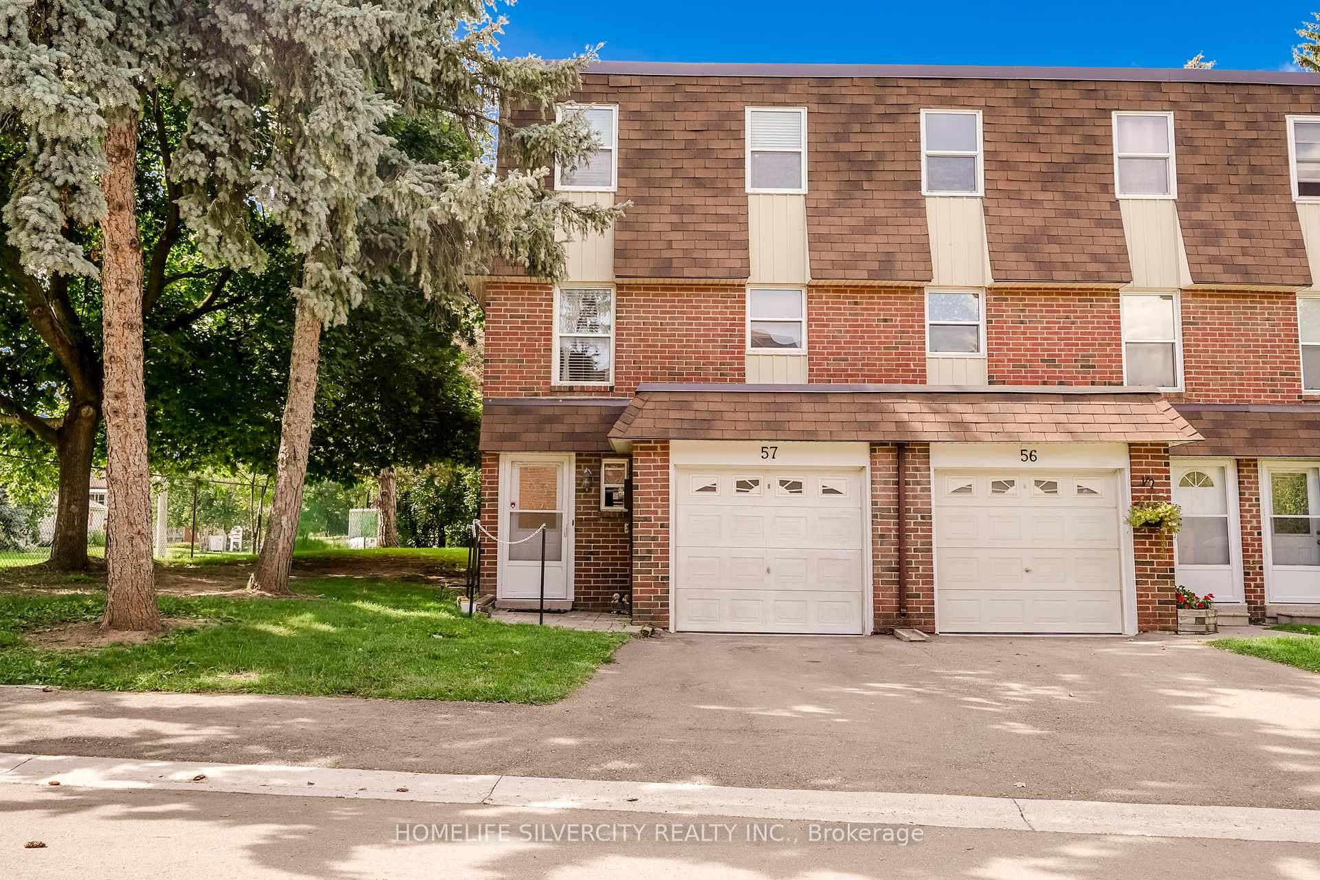 End unit townhouse perfect for the first time buyers or for family.