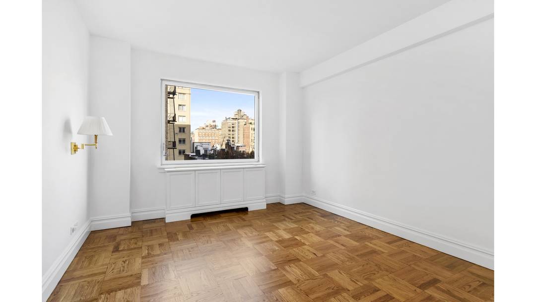 Beautiful renovation in prime Fifth Avenue Condo !