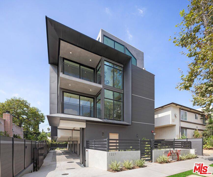 1227  N Formosa Ave 2BR Hollywood Hills East La