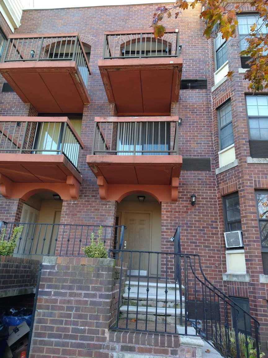 Commuter's Dream Near ALL 2nd FL Condo BIG and BRIGHT THREE 3 Bedrooms and 2 Full Bathrooms Apartment in Highly Sought Hillcrest Condo Community in Desirable Fresh Meadows Neighborhood.