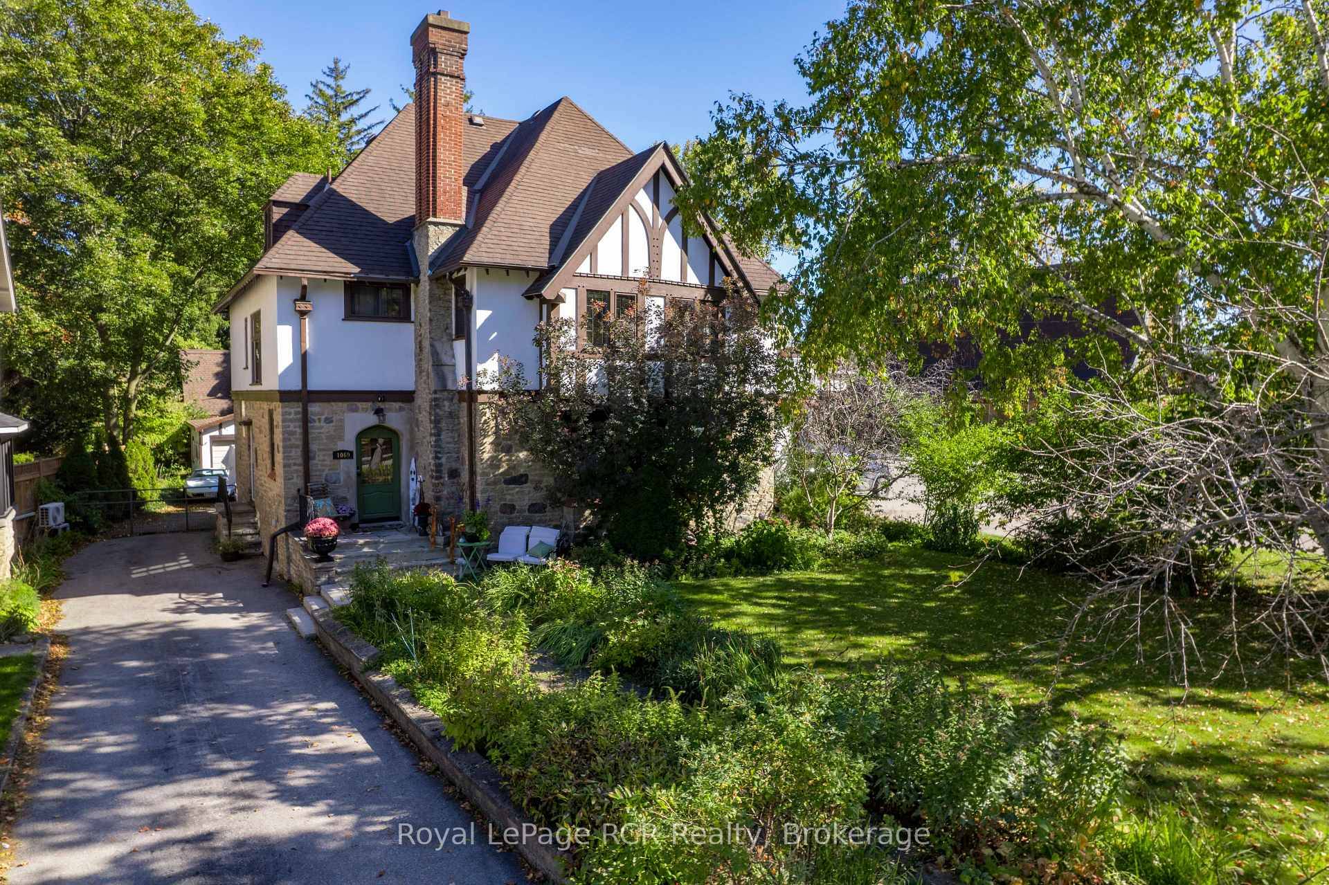 Welcome to 1069 4th Ave W, situated in a well established downtown neighbourhood where classic charm meets modern convenience.