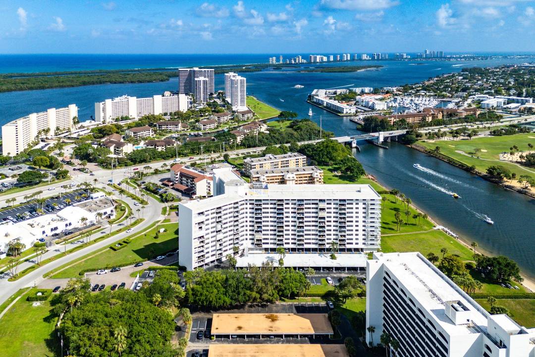 Stunning renovated 3BR 2BA penthouse in the conveniently located Gemini building, available for annual rental in desirable North Palm Beach.