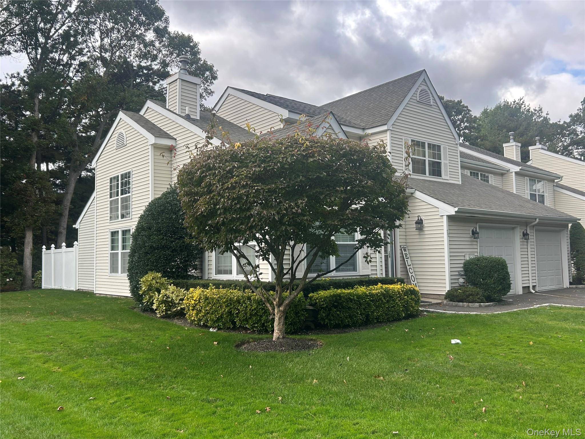 Excellent Oppurtunity to Purchase and Update this 3 Bedroom End Unit in Mystic Woods.