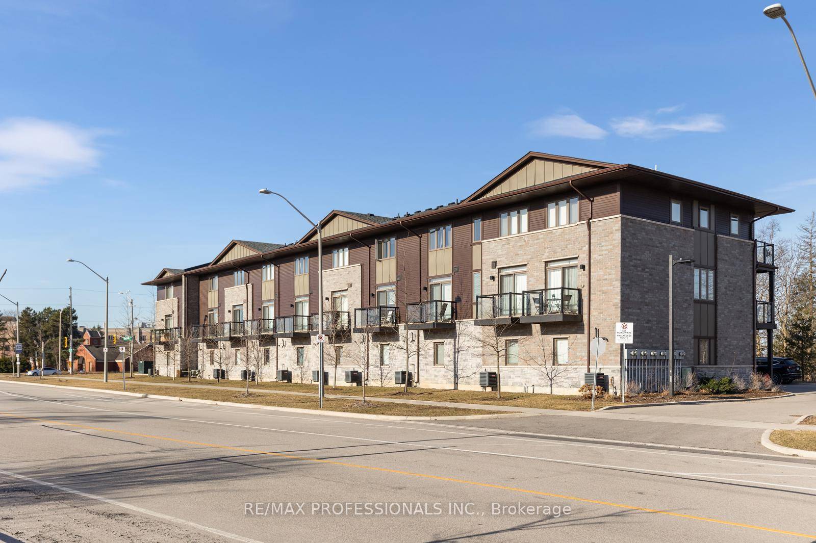 Functional and modern 3 storey townhouse in the desirable neighbourhood of Stoney Creek Mountain !
