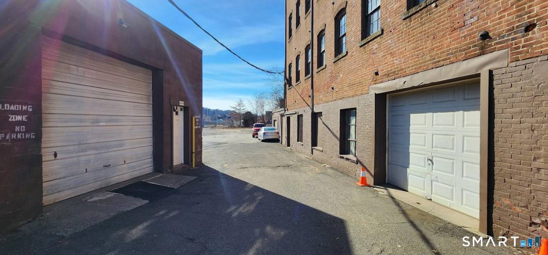 5, 500 SQ FT industrial flex space for lease Previously Occupied by wholesale flower business.