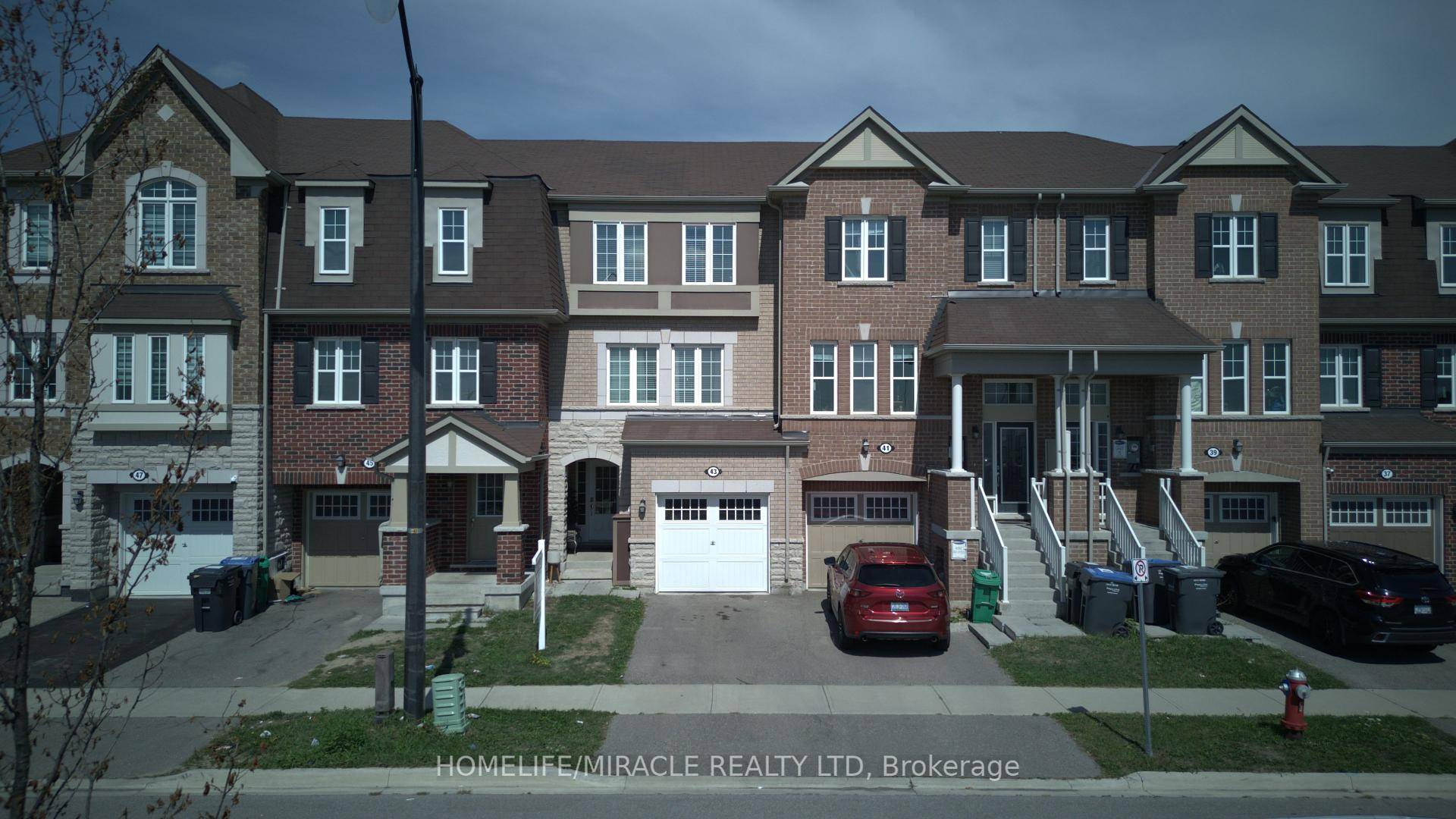 Stunning Freehold Townhouse In Prime Location !