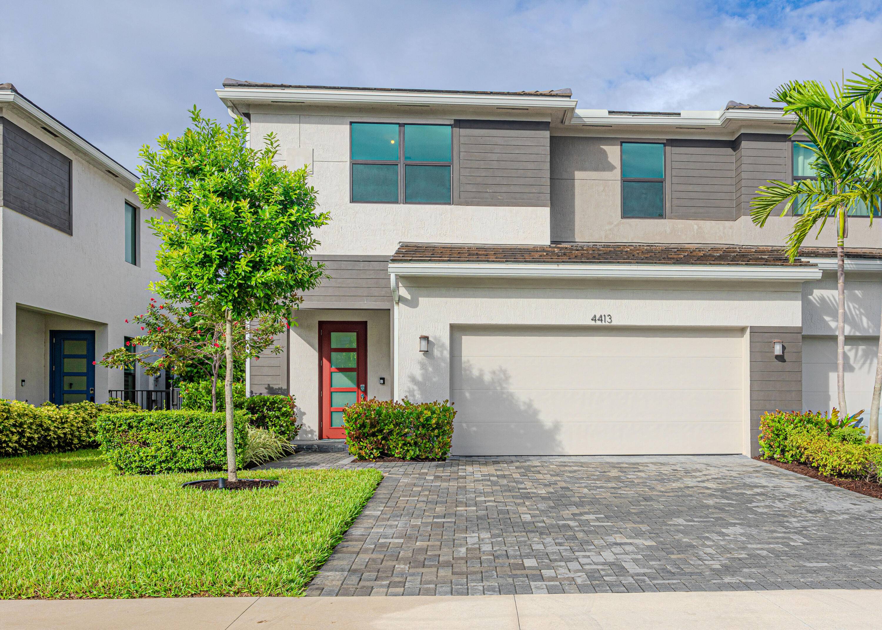 Discover a remarkable opportunity to own this stunning and spacious Villa in Saddlewood Community, Lake Worth, Florida, where contemporary design flows seamlessly throughout the entire community.