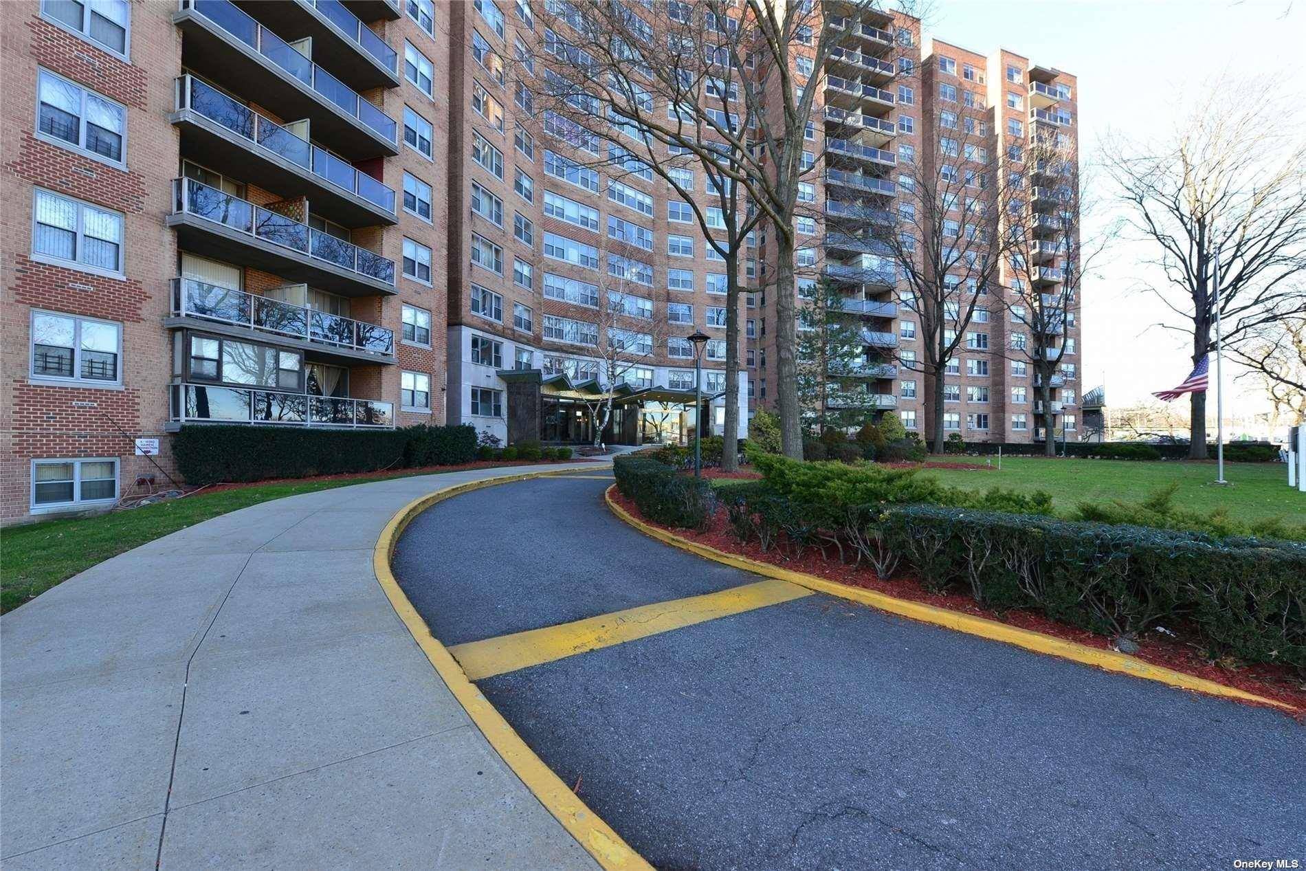 Charming, Naturally Well Lit 2 Bedroom 2 Bathroom Apartment In Luxury Fairview Complex.
