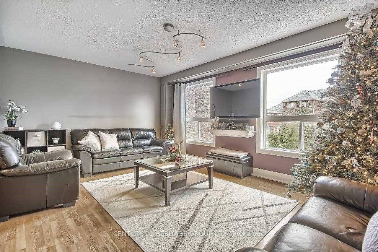 Charming Freehold Townhouse In A Desirable Family Neighbourhood In Aurora.