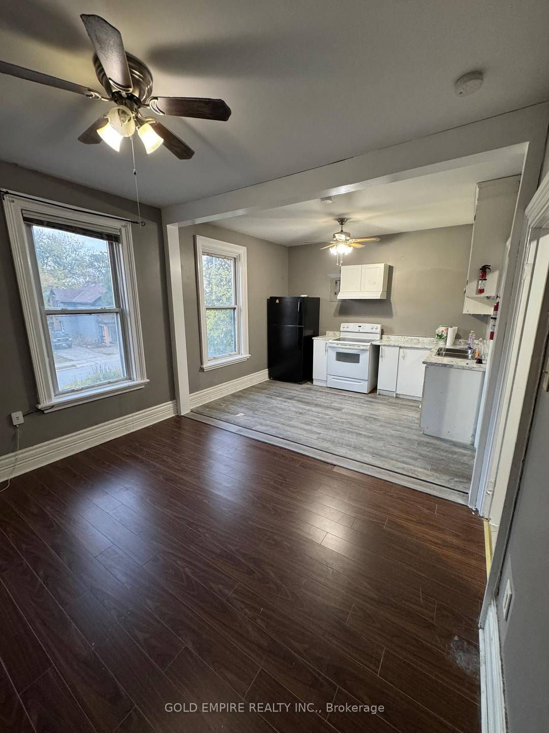 Beautiful Top Floor 2 Bedroom Unit available for lease near downtown London !