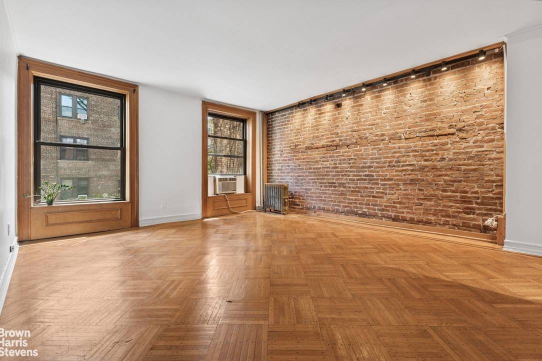 Brooklyn Heights Dream ! Ideally located on beautiful Columbia Heights and a half block from the Promenade, this quiet apartment offers its owners a tranquil escape.