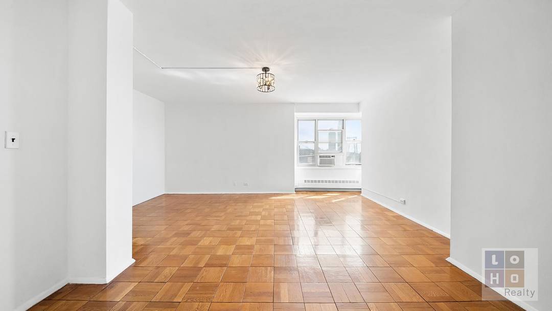 Sun Filled High Floor 1 Bedroom with Iconic Manhattan Views This expansive 1 bedroom home the largest layout in the co op at approximately 800 sq.