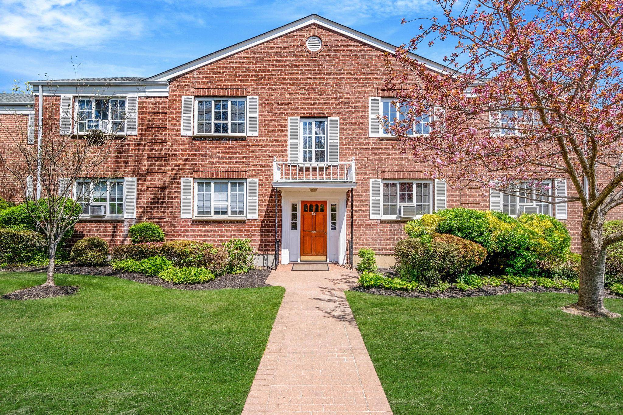 Welcome to Nathan Hale, this incredible first floor 2 bedroom 1 bathroom co op is located on Huntington Village's Main Street and within distance to all the amazing restaurants and ...