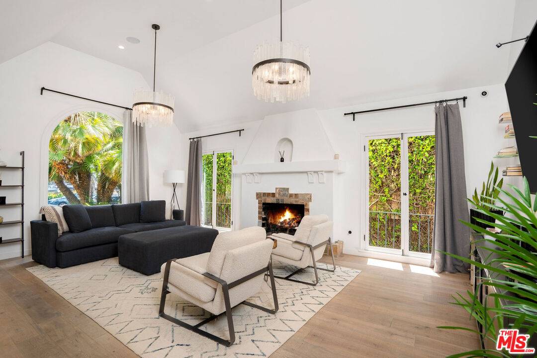 321  N Laurel Ave 4BR Beverly Grove La