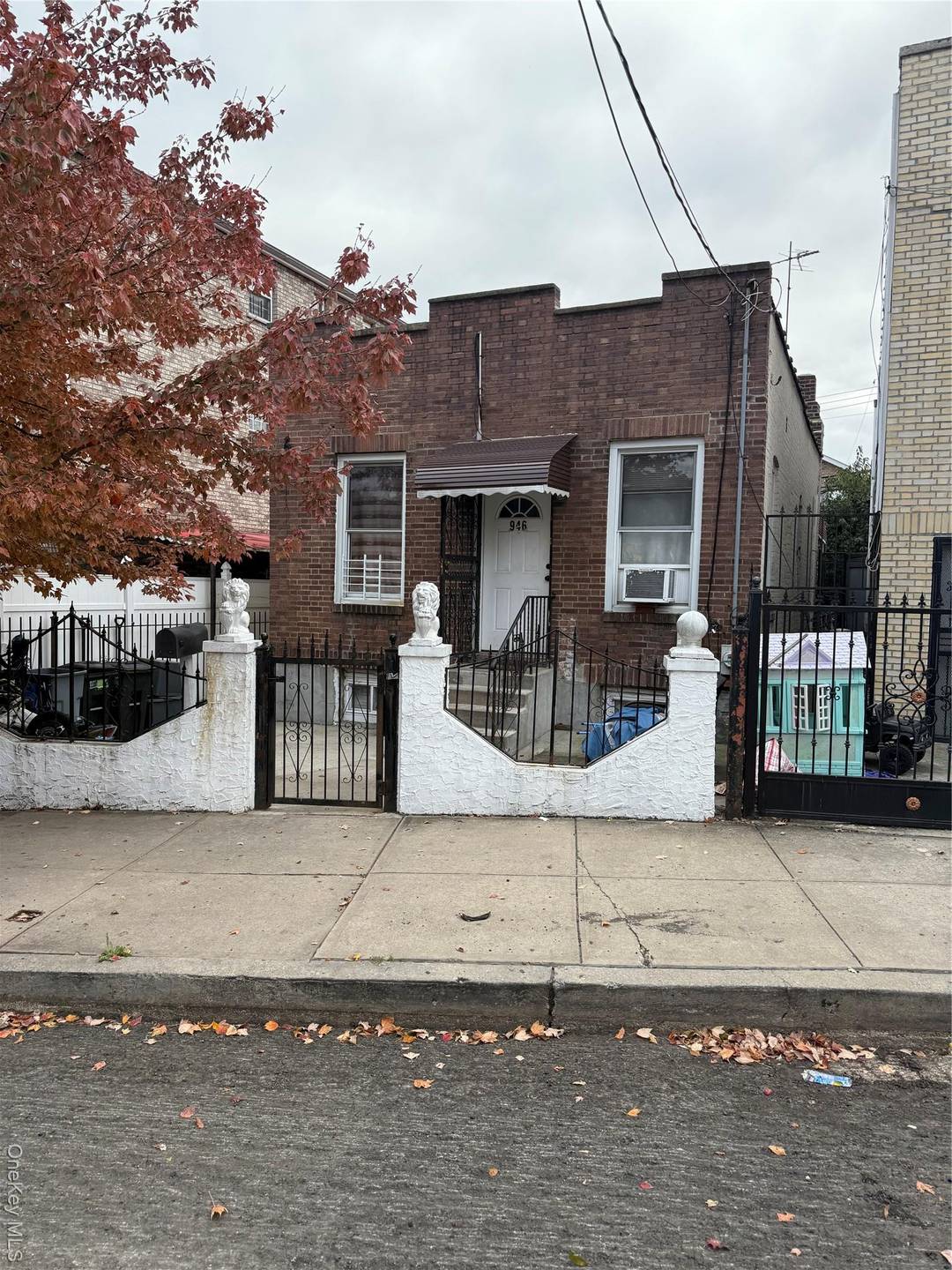 Welcome to this well maintained 3 bedroom, 1 bath home offering comfort, functionality, and convenience in Williamsbridge neighborhood of the Bronx.